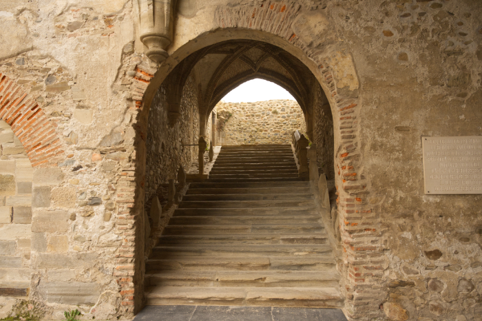 Escalera de subida a las estancias abaciales desde el claustro del monasterio de Carracedo